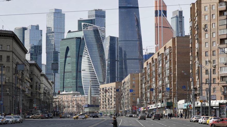 Una mujer camina por el centro de Moscú (Rusia), en una fotografía de archivo. EFE/Yuri Kochetkov