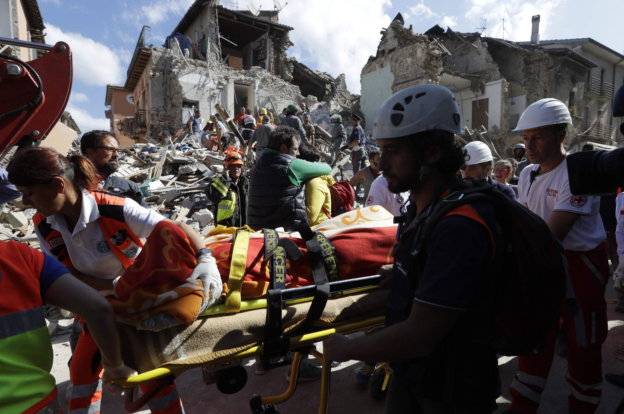 Los equipos de rescate recuperan el cuerpo de una víctima en Amatrice / AP - Alessandra Tarantino