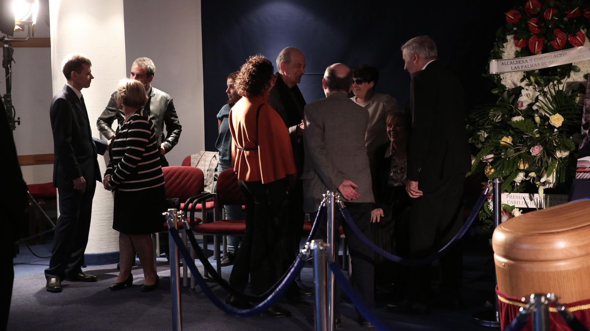 El rector de la ULPGC y Tristán Pimienta, entre las personas que se acercan a la Capilla ardiente de Lorenzo Olarte