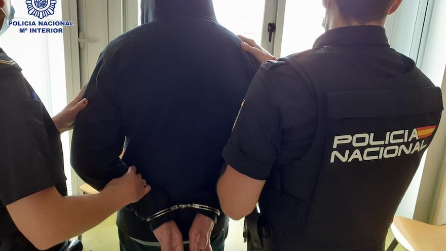 Detenido un joven por grabar a dos mujeres en los vestuarios de un polideportivo