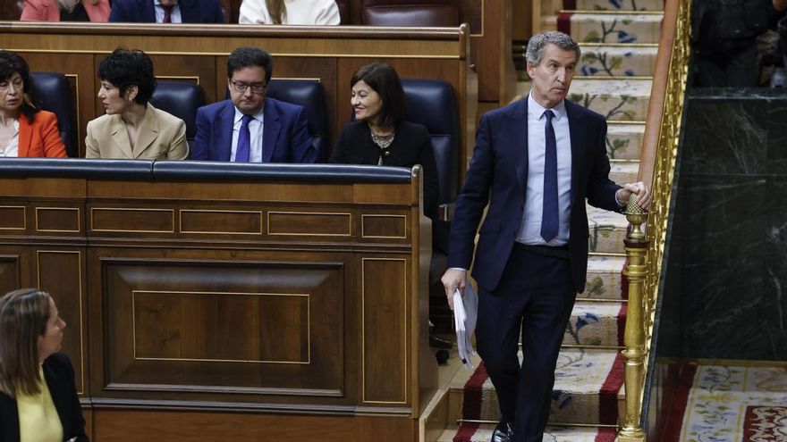 Alberto Núñez Feijóo se dirige a la tribuna de oradores este miércoles en el Congreso.