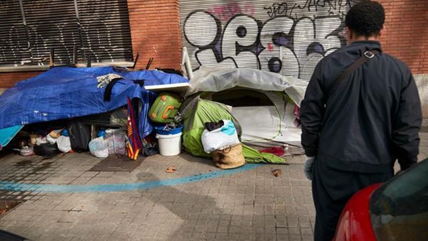 Dos personas sin hogar se salvan de un incendio intencionado en su tienda mientras dormían en Barcelona