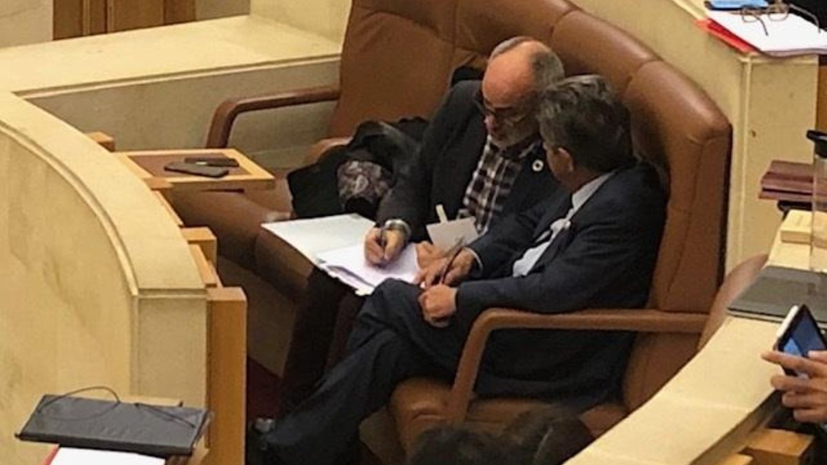Revilla y Rodríguez conversan durante un pleno. | ARCHIVO