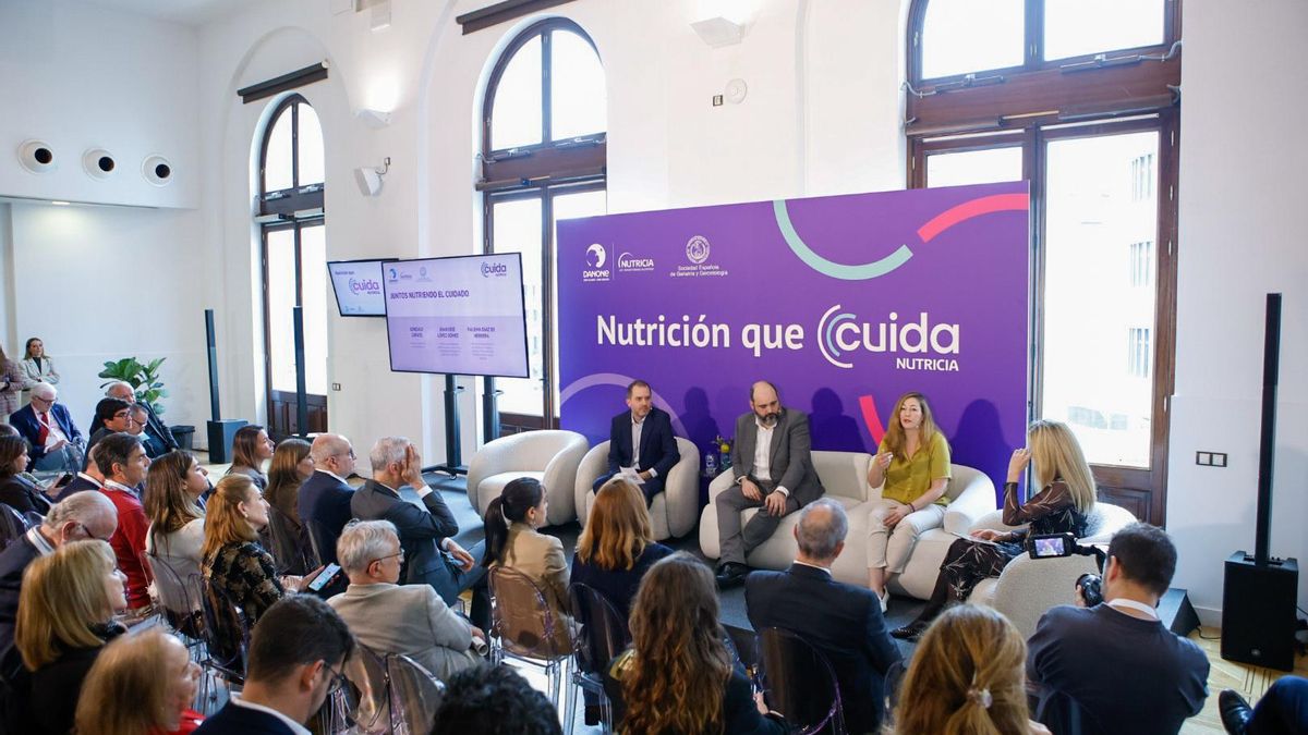 Gonzalo Zárate, director médico de Danone Nutricia; Dr. Juan José López, especialista en Endocrinología y Nutrición en el Hospital Clínico Universitario de Valladolid y coordinador del Área de Nutrición de la SEEN.