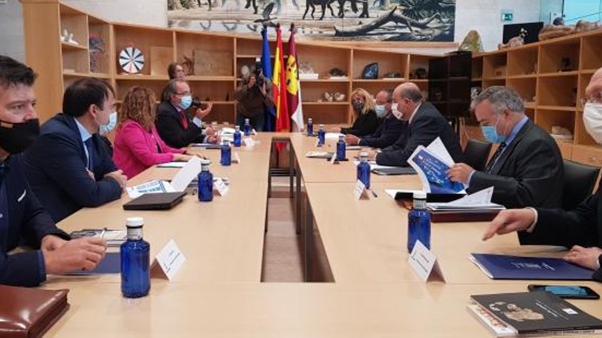 Reunión de Mayte Pérez y Carlos Pérez Anadón con el Gobierno de Castilla-La Mancha.
