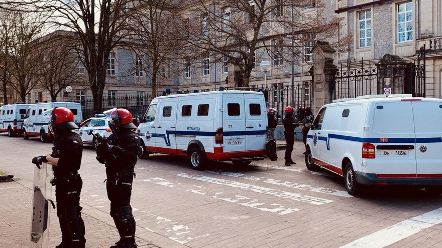 Parte del despliegue policial en el aulario de Vitoria