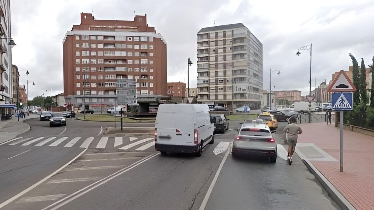 El arreglo de un gran socavón obliga a cortar este lunes una de las rotondas con más tráfico de León