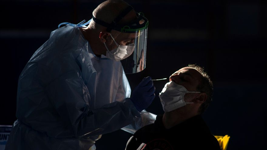 Una sanitaria realiza una prueba PCR. EFE/ Brais Lorenzo/Archivo