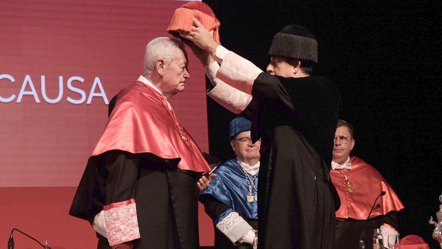 Escuredo recibe su reconocimiento de parte del rector de la Universidad de Sevilla.