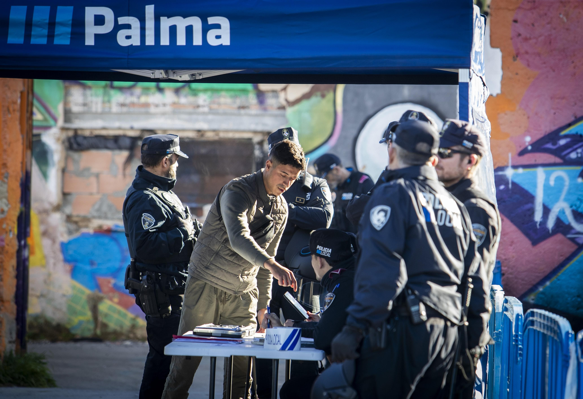 Uno de los afectados por el desalojo proporciona sus datos en la carpa montada por la Policía Local de Palma en la antigua cárcel