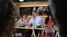 El presidente del Gibierno en funciones, Pedro Sánchez, junto con la vicepresidenta Carmen Calvo, durante la reunión con Colectivos de Diversidad