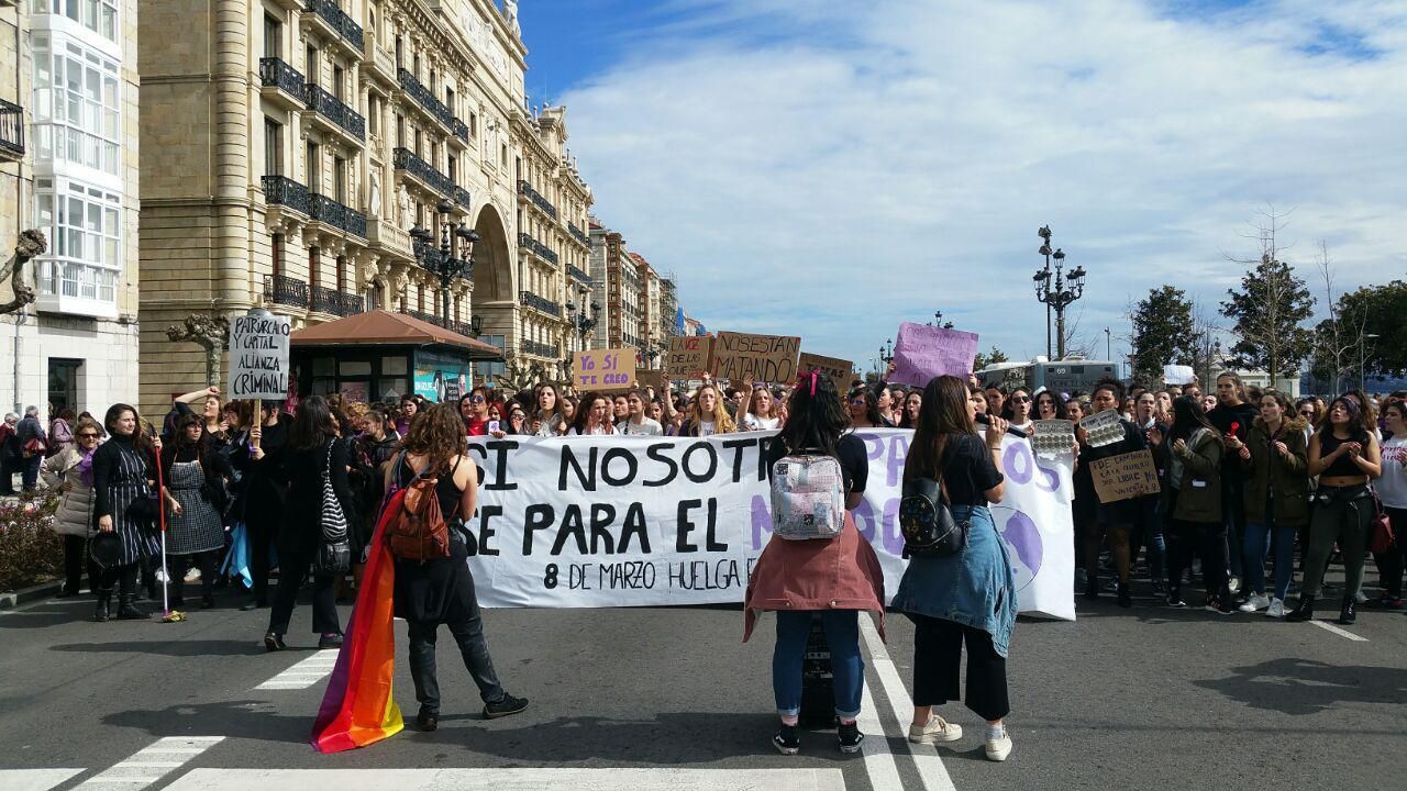 El Paseo Pereda de Santander ha lucido de morado y negro durante la marcha feminista. | LARO GARCÍA
