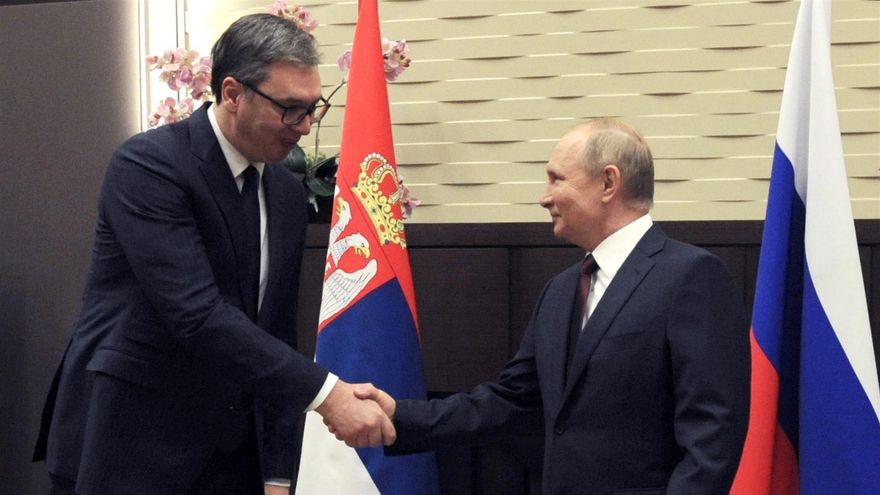 Vladimir Putin y Aleksandar Vucic en foto de archivo. EFE/EPA/MIKHAIL KLIMENTYEV