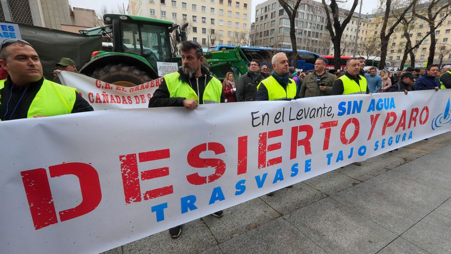 Un momento de la concentración de regantes y agricultores de Alicante, Murcia y Almería, que bajo el título “En el Levante, sin trasvase, desierto y paro”, y en defensa del trasvase Tajo-Segura llevan a cabo este miércoles en Madrid. EFE/ Fernando Alvarado