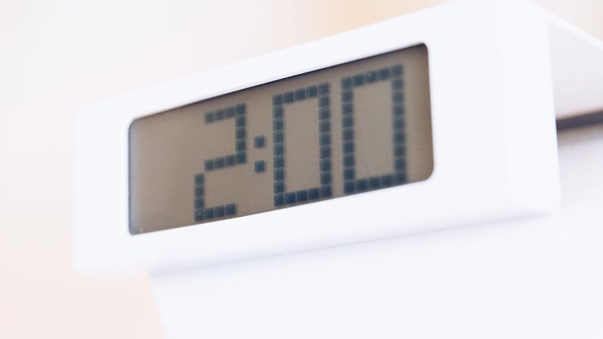 Un despertador que marca las 2.00 horas,