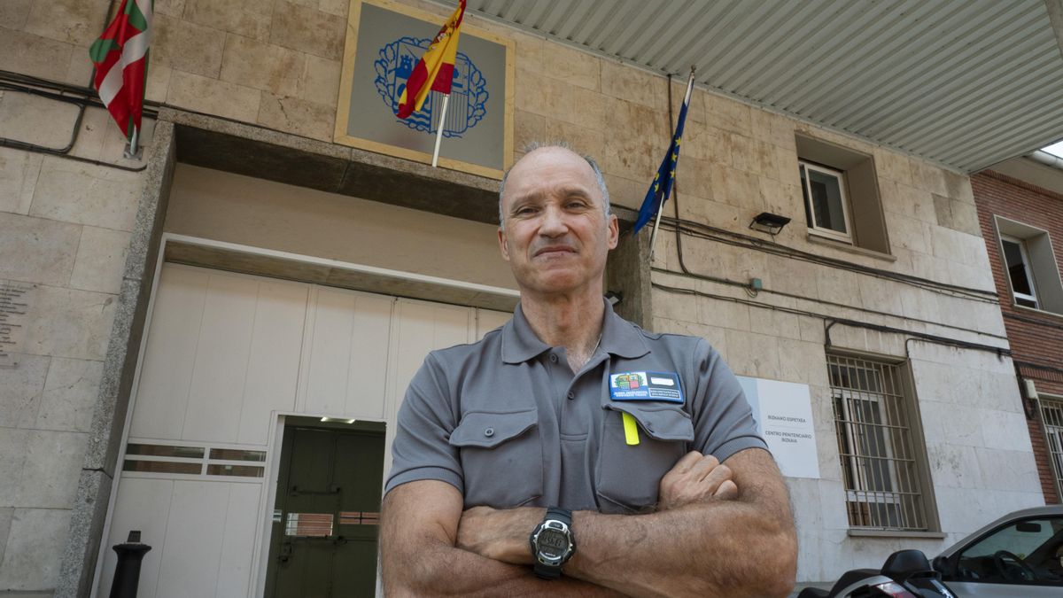 Juan Carlos Díaz ante la entrada del centro penitenciario de Bizkaia.