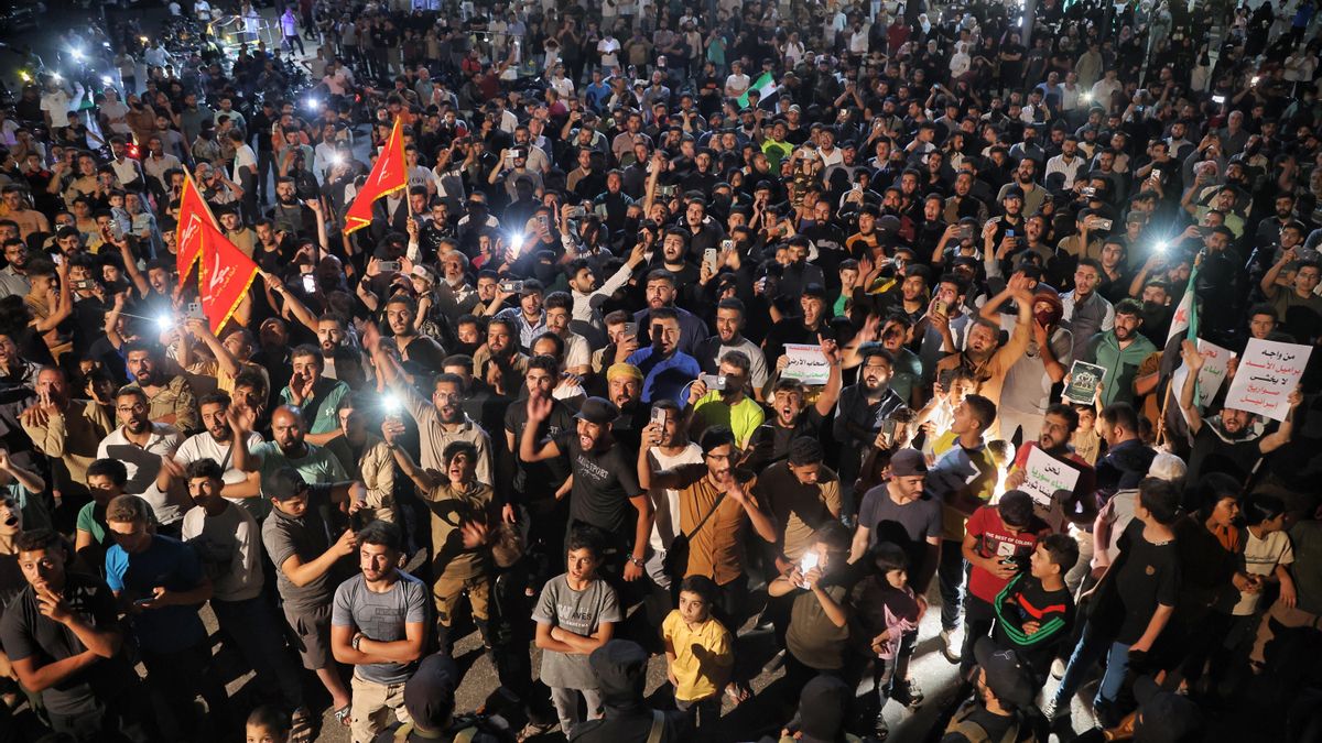 Una multitud protesta en la ciudad siria de Idlib contra los bombardeos israelíes el 16 de julio.