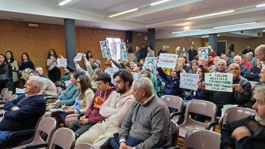 Altri reconoce ante los vecinos que su macrocelulosa “está en el aire” y que seguirán adelante al margen de las críticas