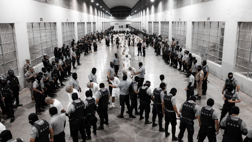 Los supuestos tatuajes pandilleros por los que EEUU deporta a migrantes: "Lo eligió porque se parece al escudo del Real Madrid"