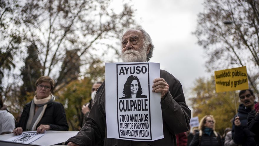 Un manifestante en apoyo a la Marea Blanca.