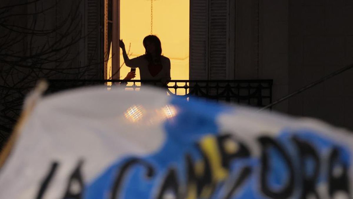 Cristina, en su balcón, el domingo de elecciones.