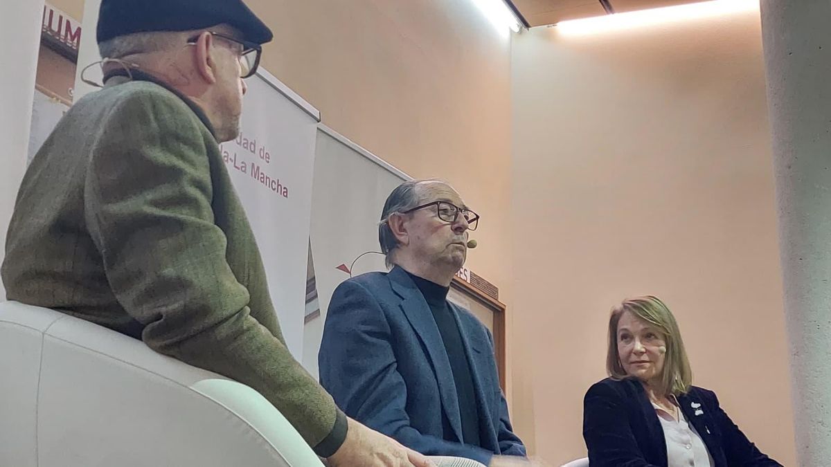 El artista Rafael Canogar, acompañado por el crítico Alfonso de la Torre Vidal y la catedrática de Historia del Arte Palma Martínez-Burgos