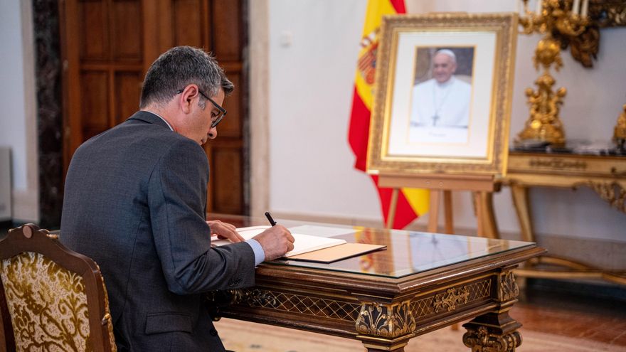 EuropaPress 6667192 ministro presidencia justicia relaciones cortes felix bolanos firma libro