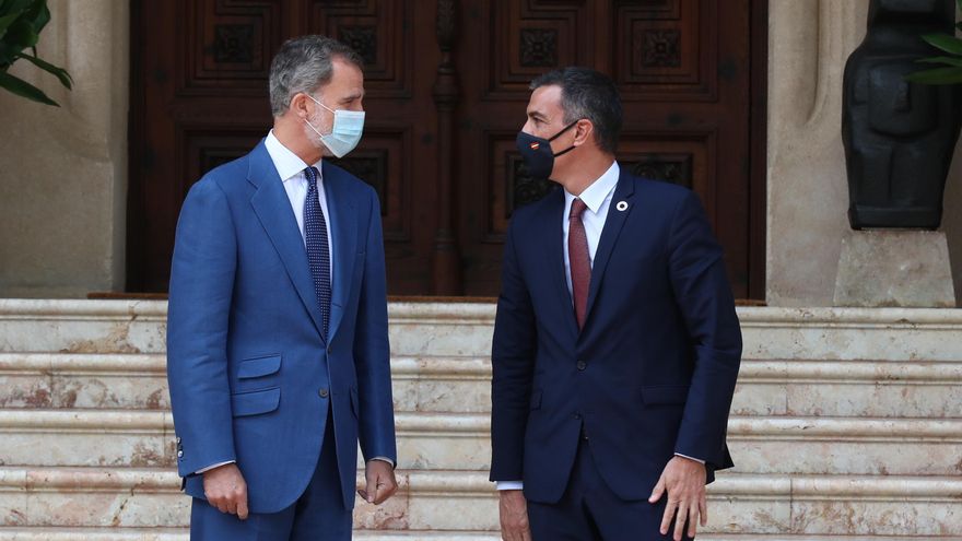 El rey Felipe VI (i) y el presidente del Gobierno, Pedro Sánchez, minutos antes del comienzo de un despacho programado sobre asuntos oficiales en el palacio de Marivent de Palma. En Palma de Mallorca, Islas Baleares, (España), a 12 de agosto de 2020. Se t