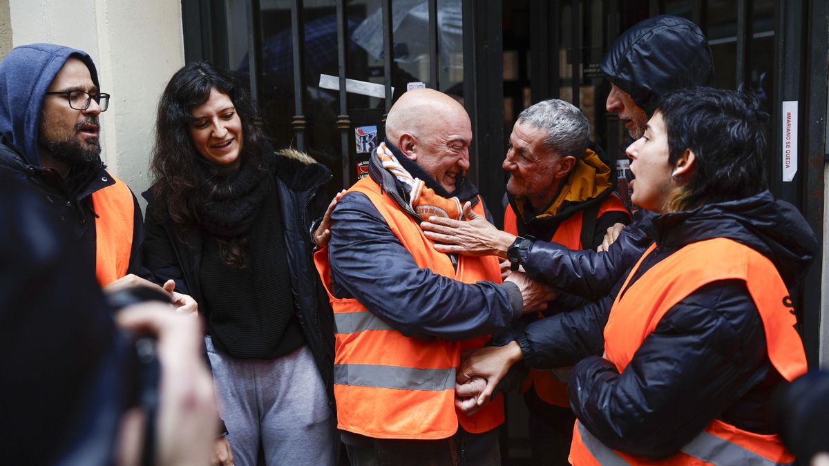 El Sindicato de Inquilinas entrega una carta al Papa en la que le pide que frene los desahucios de la Iglesia