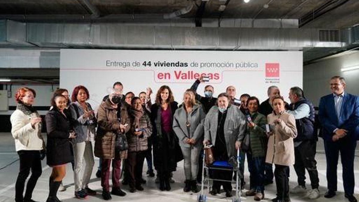 Ayuso en la entrega de llaves en Vallecas