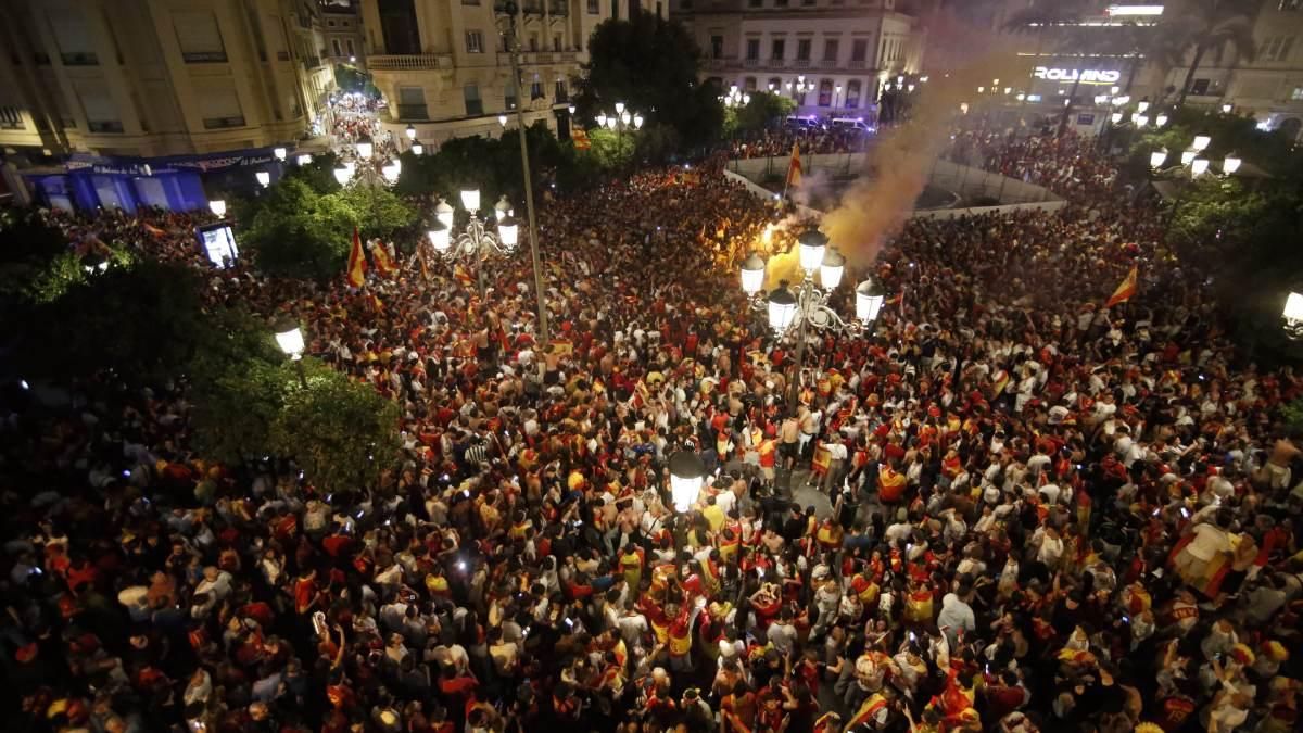 La celebración de los cordobeses en Las Tendillas tras el triunfo de España.
