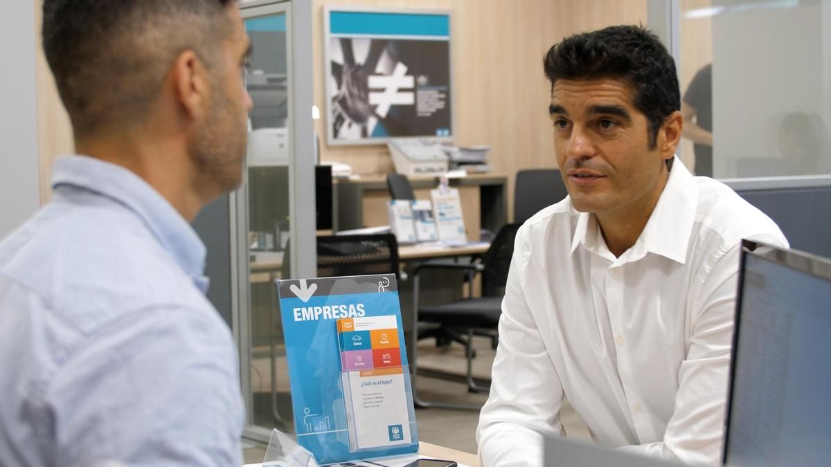 Atención al cliente en una oficina de Cajamar.