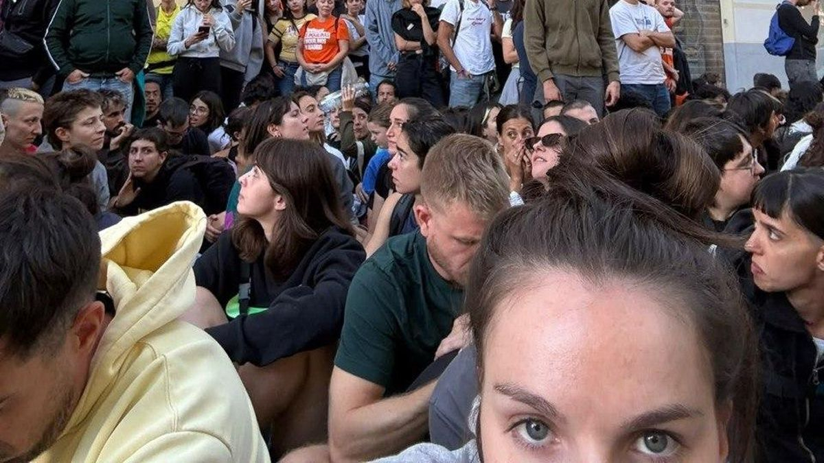 Ines Hernard en la protesta pacifica a las puertas del piso de Maricarmen.