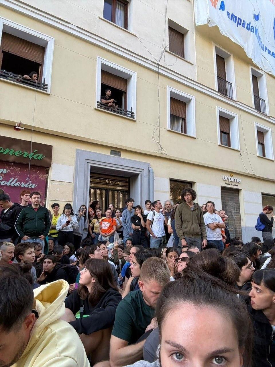 Ines Hernard en la protesta pacifica a las puertas del piso de Maricarmen.