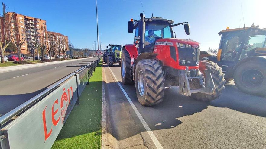 Una caravana de tractores sin convocar entra en León capital tras provocar problemas de tráfico en la provincia