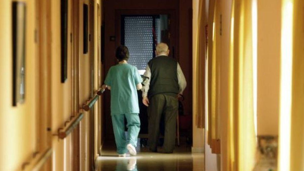 Una persona mayor en una residencia.