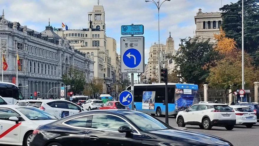 Un año sin multas para coches sin etiqueta en Madrid: Almeida retrasa a 2026 las sanciones para los residentes que más contaminan