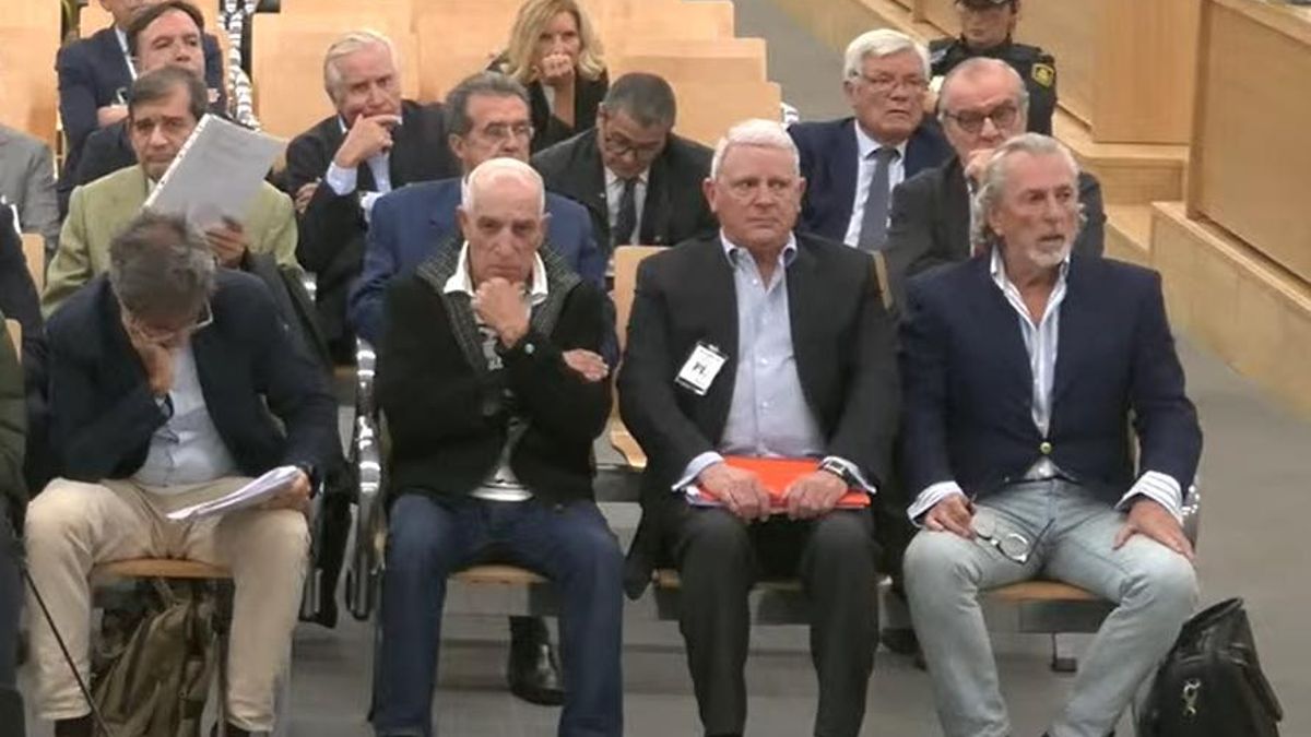 José Luis Ulibarri en el banquillo, en la segunda fila.