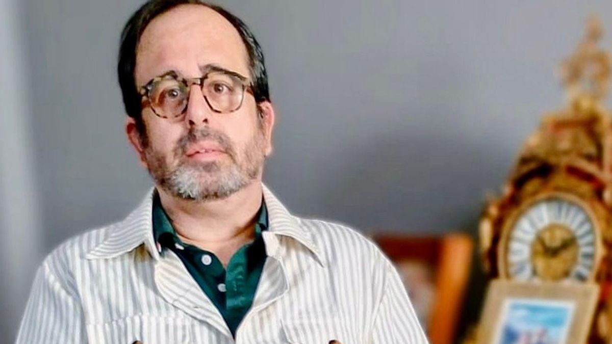 Francis Acedo, en su casa con el libro entre las manos