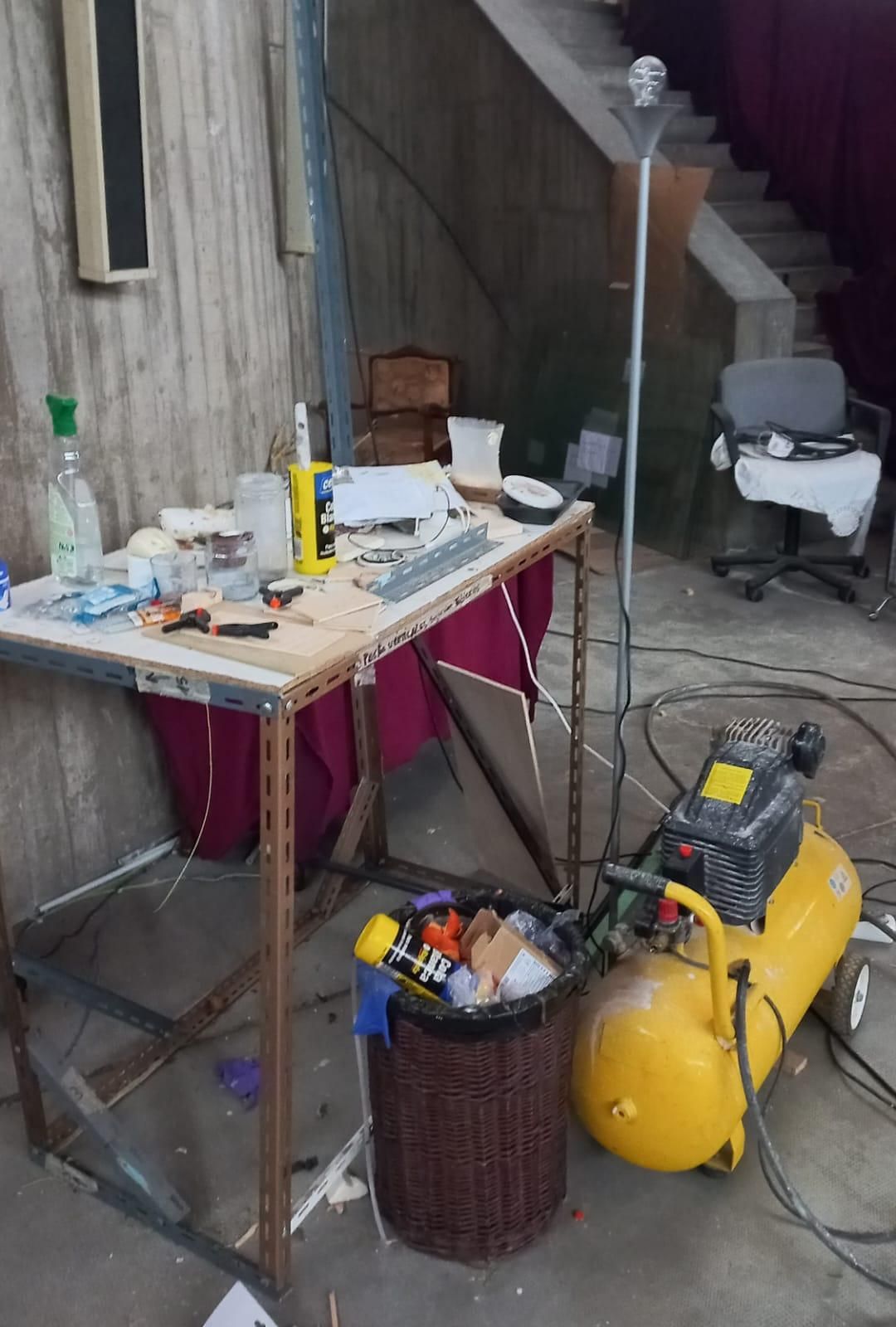 Enseres en el interior del templo