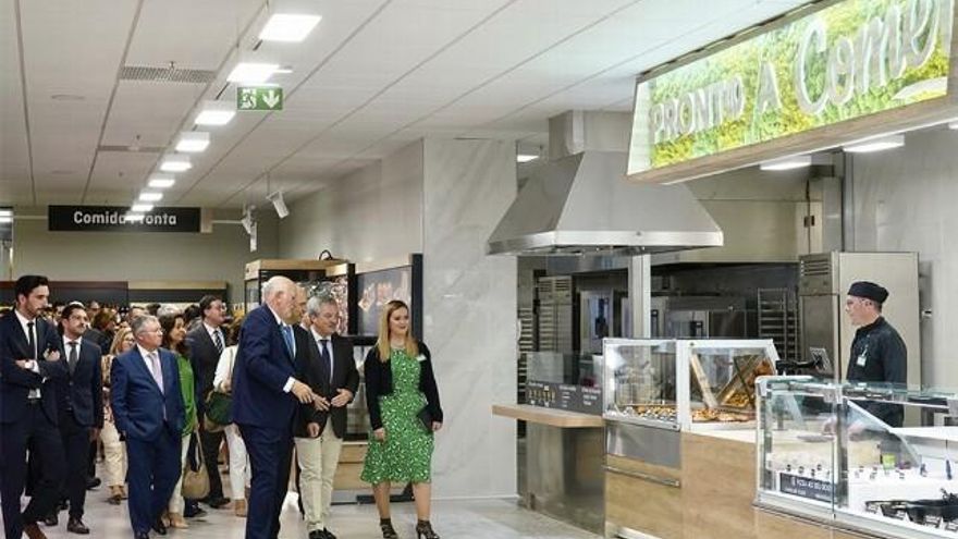 Roig y el resto de la comitiva visita el primero de los supermercados de Mercadona en Portugal, ayer en el distrito de Oporto.