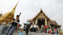 Lujo, negocios y bajas pasiones en los templos budistas de Tailandia