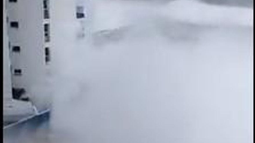 VÍDEO | Las olas impactan en un edificio de Tacoronte