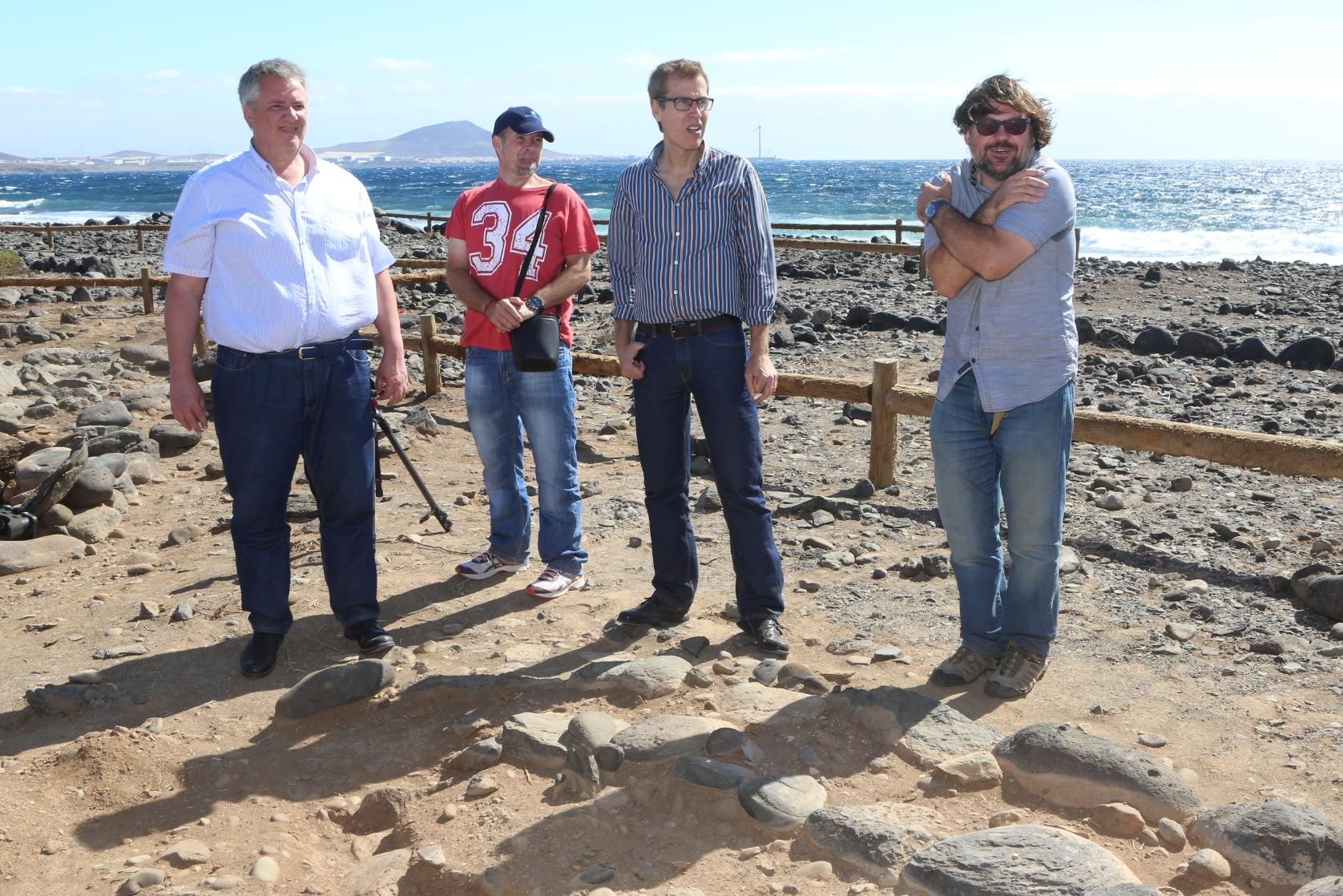 El Cabildo de Gran Canaria ejecuta el primer levantamiento de restos aborígenes en los Túmulos de Tenefé (ALEJANDRO RAMOS)