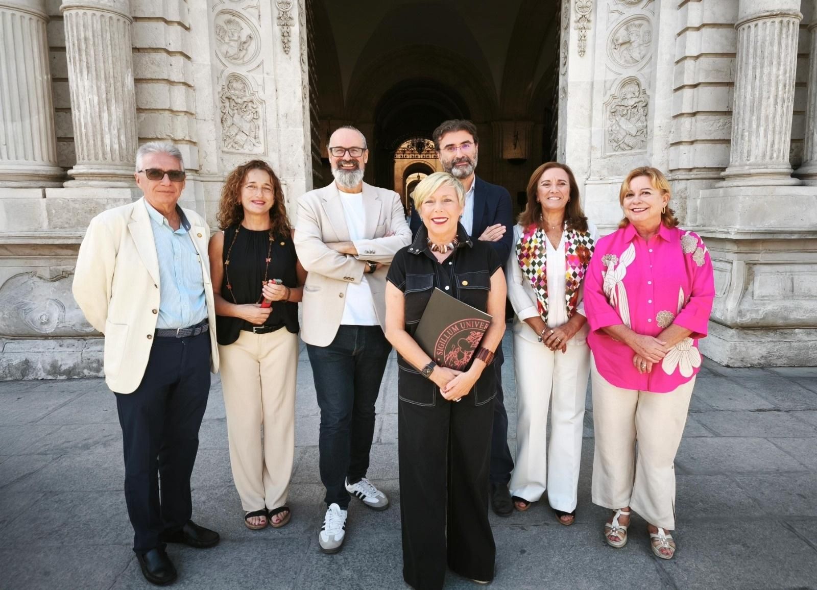 Carmen Vargas, arropada con su equipo, en la presentación oficial de su candidatura a rectora de la Universidad de Sevilla