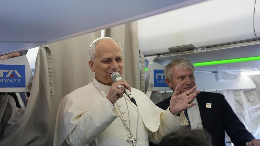Pope Leo XIV talks to journalists aboard the papal flight from Rome to Madrid, 06 June 2026, on the occasion of his apostolic journey to Spain. (Papa, España, Roma) EFE/EPA/Alessandra Tarantino / POOL