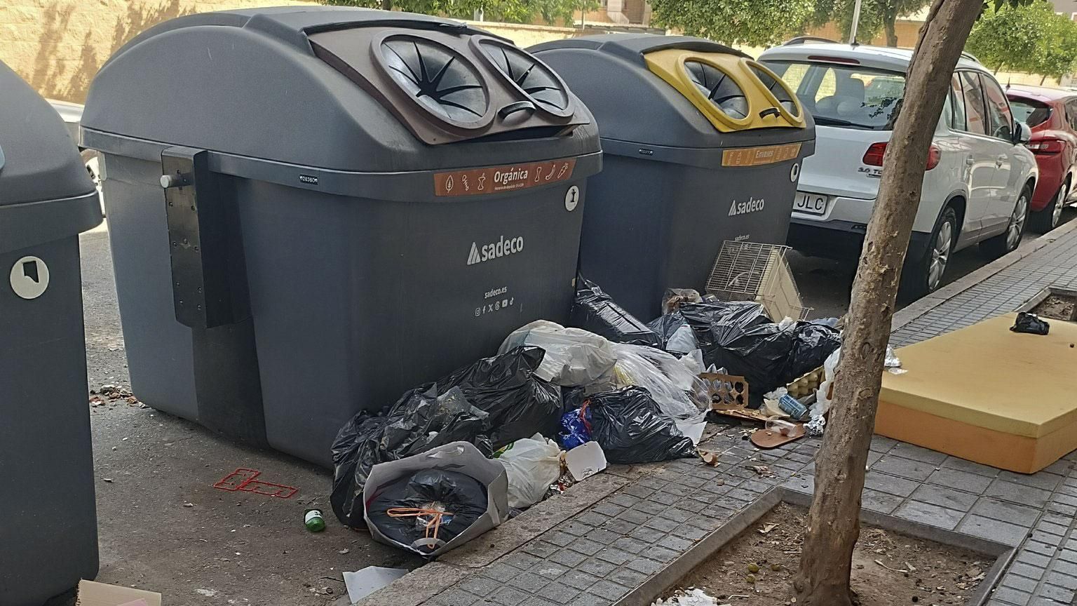 Las quejas e imágenes de la basura sin recoger se multiplican por la ciudad