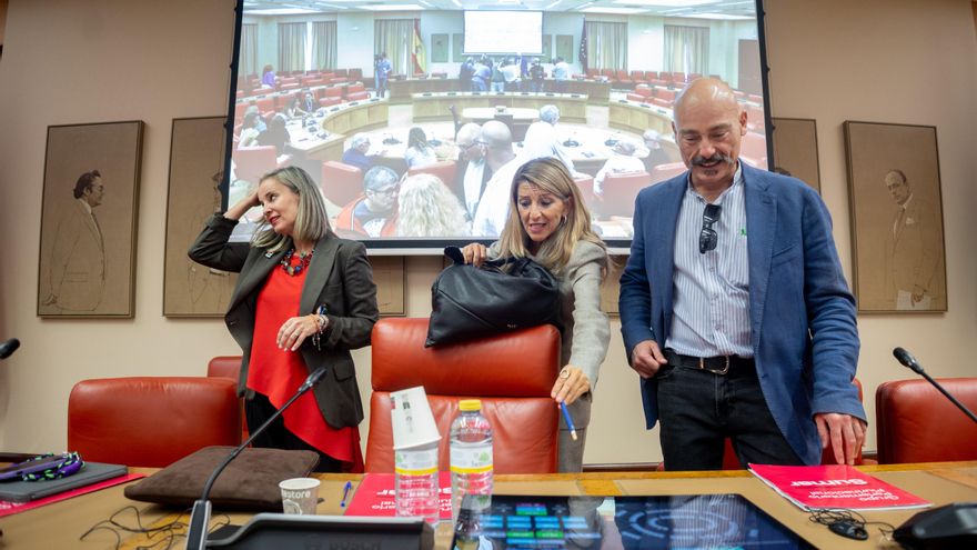 Verónica Martínez Barbero, Yolanda Díaz y Txema Guijarro durante un encuentro de los diputados de Sumar, en el Congreso de los Diputados.