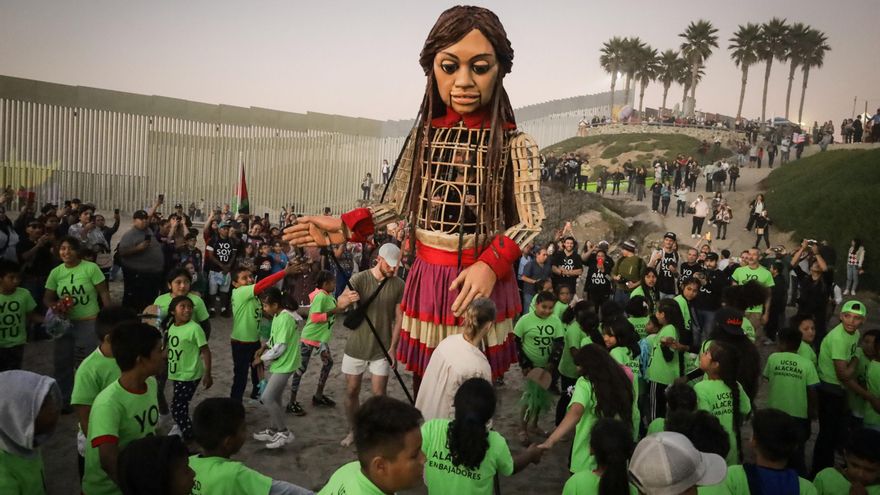La marioneta Amal llega con mensaje de esperanza al muro fronterizo de la mexicana Tijuana