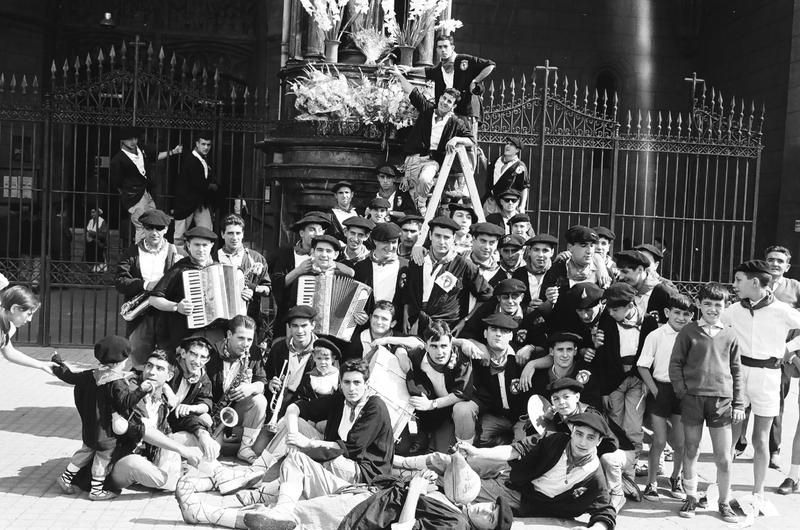 Una cuadrilla en el exterior de San Miguel el 5 de agosto de 1966